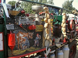 ein Wagen voll mit Geräten aus der Landwirtschaft 